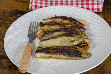 assiette d'endives braisées en gros plan sur une table