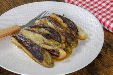 assiette d'endives braisées en gros plan sur une table