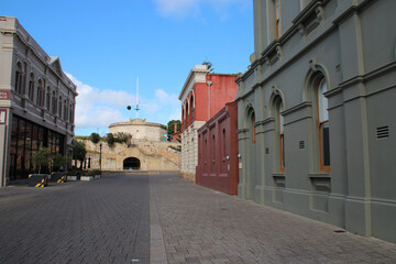 Fototapeta na wymiar street with old buildings in fremantle (australia)