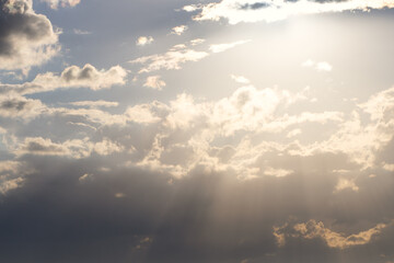 Fototapeta na wymiar the sun's rays pass through the clouds