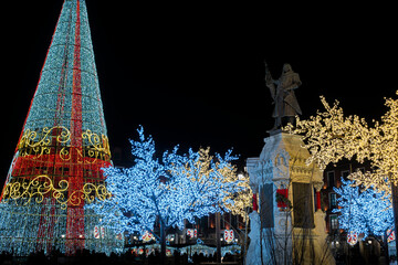 La plaza mayor de Valladolid con árbol y luces de navidad, España