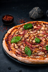 Pizza with chicken fillet, salami, brisket, barbecue sauce, onion, mushrooms, oregano and basil.