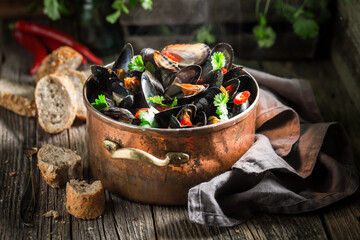 Delicious and homemade mussels flavored with garlic and coriander.
