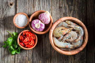 Preparation of delicious shrimp made of garlic and red peppers.