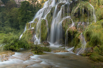 cascade de tufs à Baume-les-messieurs dans le jura