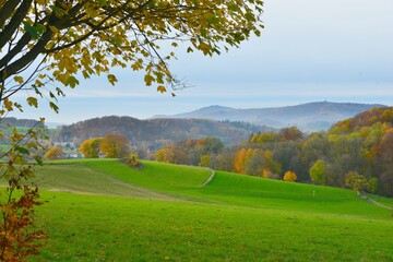 Herbstlicher Aspekt des westlichen Odenwaldes vom Lindenfelser Ortsteils Kolmbach über den Lautertaler Ortsteil Gadernheim nach Südwesten Richtung Melibokus und die Oberrheinebene