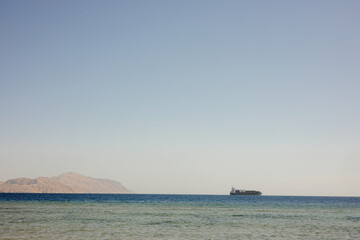 Obraz premium ship carrying goods at sea