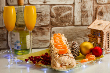 Праздничный мандариновый рулет, очень нежный и воздушный.