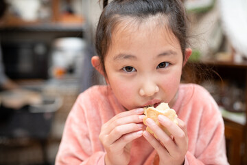 手作りクッキーを食べる女の子