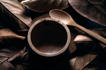 The decomposable tableware with dry leaves