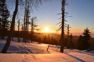 Wschód słońca na Turbaczu, poranek w górach, śnieg, zima, mróz, 