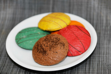 Gingerbread in diefferent colours on a plate
