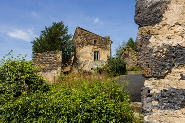Fototapeta na wymiar Promenade dans le village médiéval de Chalus, Limagne du Lembron, Issoire, Puy-de-Dôme, Auvergne-Rhône-Alpes, France