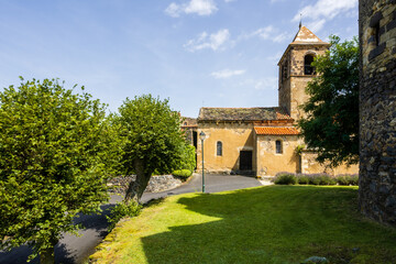 Fototapeta na wymiar Église Sainte-Foy de Chalus, Limagne du Lembron, Issoire, Puy-de-Dôme, Auvergne-Rhône-Alpes, France