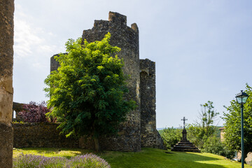 Fototapeta na wymiar Donjon et fortifications du château de Chalus, Limagne du Lembron, Issoire, Puy-de-Dôme, Auvergne-Rhône-Alpes, France