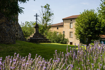 Croix située à côté de l'église catholique de Chalus, Limagne du Lembron, Issoire,...