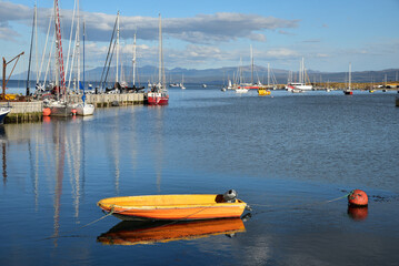 Barque jaune dans le port d'Ushuaia. Argentine