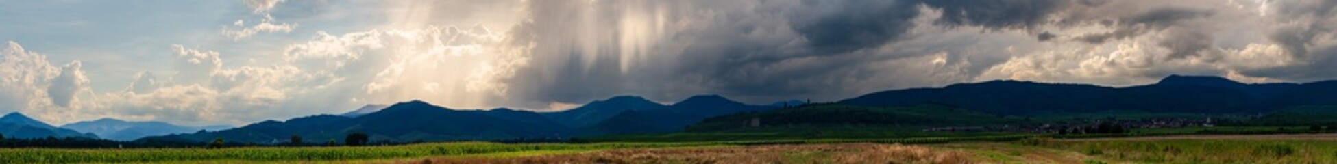 Lumière spectaculaire d'avant l'orage sur la plaine d'Alsace et le massif vosgien, CEA, Alsace, Grand Est, France