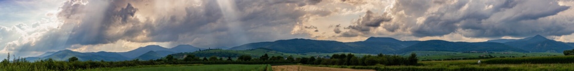 Fototapeta na wymiar Lumière spectaculaire d'avant l'orage sur la plaine d'Alsace et le massif des Vosges, CEA, Alsace, Grand Est, France