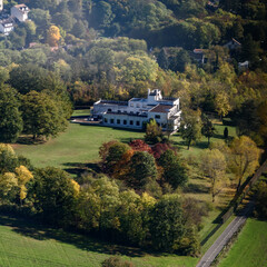 vue aérienne de la villa Poiret à Mézy-sur-Seine dans les Yvelines en France