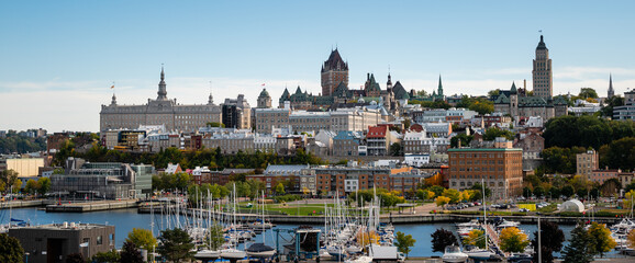 Naklejka premium Quebec Old Town harbor skyline