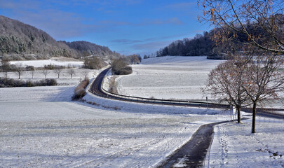 Winterlandschaft auf der Schwäbischen Alb beim Kornbühl; Strasse mit gefährlicher Kurve;...