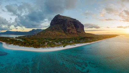 Fotobehang Le Morne, Mauritius panoramische luchtfoto landschapsfoto over de zuidkant van Mauritus. le morne brabant berg is op de achtergrond. Kleurrijke wolken aan de hemel. Tropisch strand met wit zand in een luxe strand