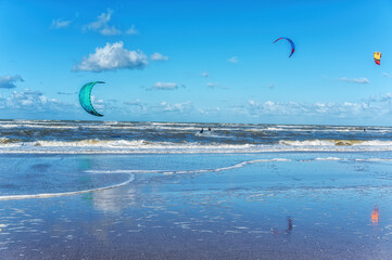 Kite surfing at Zandvoort aan Zee in the Netherlands - obrazy, fototapety, plakaty