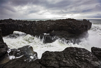 Lavabogen an der vulkanische Küste bei Flut mit hohen Wellen,Ponta da Ferraria,Insel Sao Miguel,Azoren,Portugal,