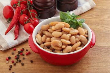 Whinte canned kidney beans in the bowl