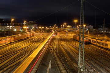 Fototapeta na wymiar Ausfahrender Zug aus einem Bahnhof