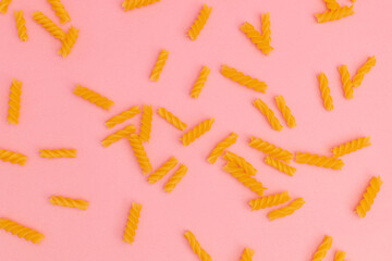 Fototapeta premium Raw macaroni on pink background
