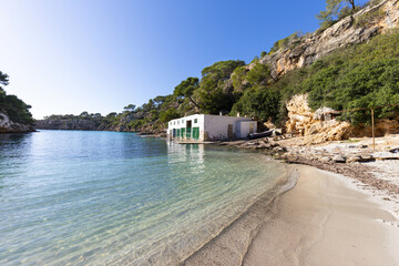 Cala Pi, playa de Mallorca de agua cristalina. Una pequeña cala de Mallorcda con escars (embarcaderos al borde del mar).