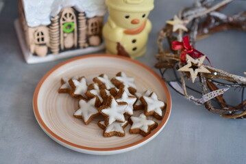 Fototapeta na wymiar christmas gingerbread cookies and christmas decorations