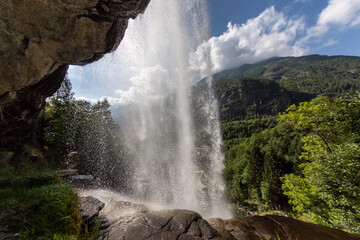 Dietro la cascata di Noasca nella valle dell'Orco TO (Italia)