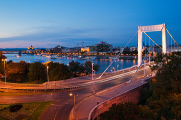 anochece sobre el puente Isabel. Budapest
