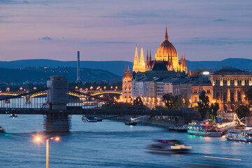 Fototapeta na wymiar Vistas del parlamento al anochecer, Budapest