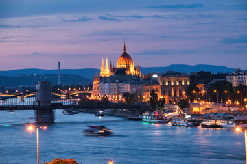 Fototapeta na wymiar Vistas del parlamento al anochecer, Budapest
