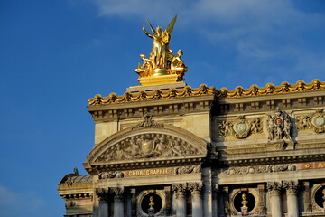 Fototapeta na wymiar Chorégraphie. Inscription sur la façade de l'Opéra de Paris. 