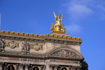 Fototapeta na wymiar Opéra de paris. Ciel bleu. Paris, France 