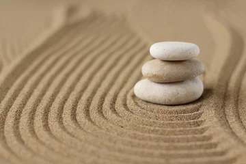 Fotobehang Stenen in het zand Japanse zen-tuinmeditatie, stenen achtergrond met stenen en lijnen in het zand voor ontspanning, balans en harmonie, spiritualiteit of wellness-spa, rustige pastelbeige kleur.