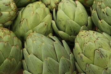 Obraz premium Many fresh raw artichokes as background, closeup