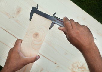 Measuring with vernier calipers (callipers).