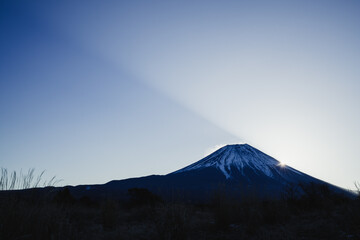 朝日が登る富士山