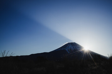 Obraz na płótnie Canvas 朝日が登る富士山
