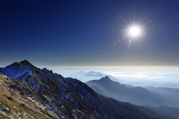 雪が降った鳥取県の伯耆大山の南壁と日の出