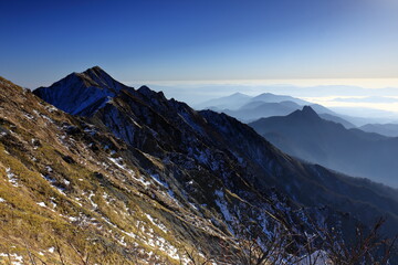 雪が降った鳥取県の伯耆大山の南壁と日の出
