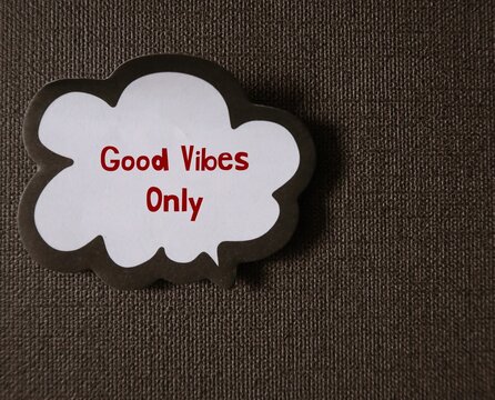 Word Balloon Note Stick On Dark Wallpaper, Written GOOD VIBES ONLY  To Remind Oneself To Stay In Positive Feelings , Keep Bad Vibes Away , Which Can Be Toxic Positivity