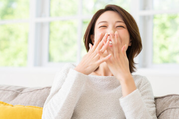 部屋でリラックスする若い女性