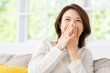 部屋でリラックスする若い女性